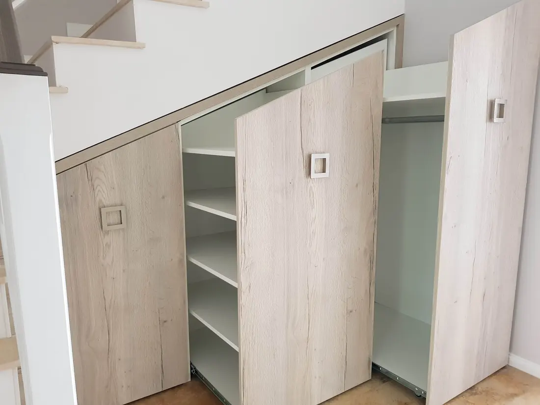 Dulapuri extractibile sub scară, decor stejar deschis — mobilier la comandă Fine Cut Furniture, Dumbrăvița