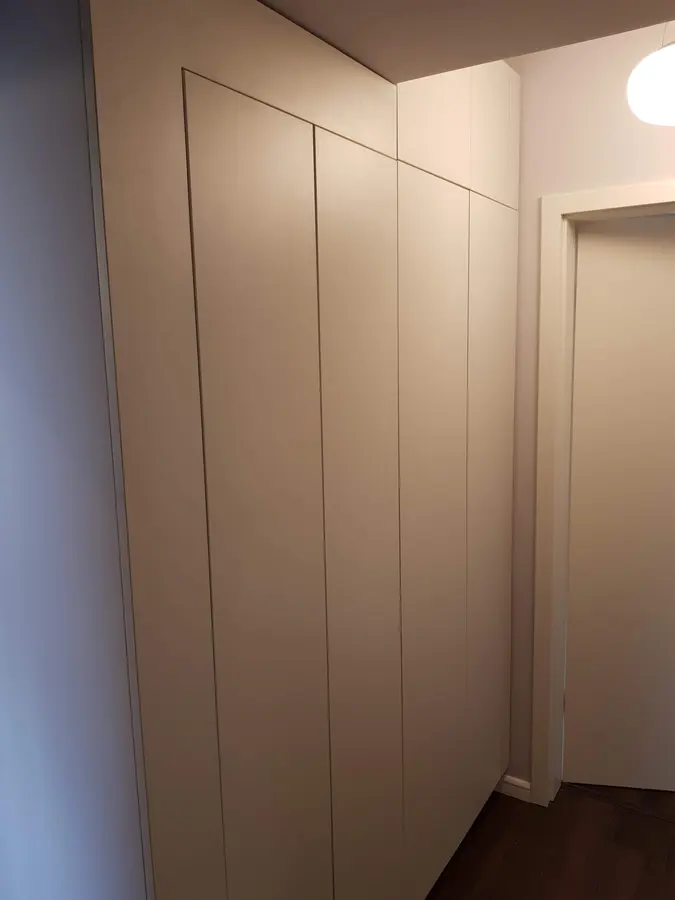 Dulap crem fără mânere pe hol, parchet închis — dressing la comandă Fine Cut Furniture, Timișoara