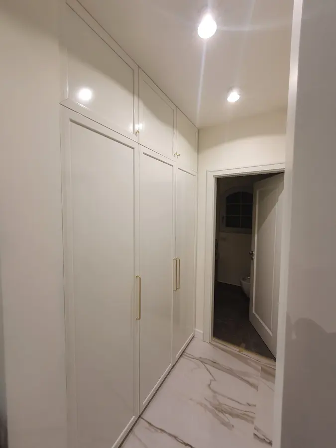 Dulap alb lucios pe hol, pardoseală marmură — dressing la comandă Fine Cut Furniture, Helfaut, Franța