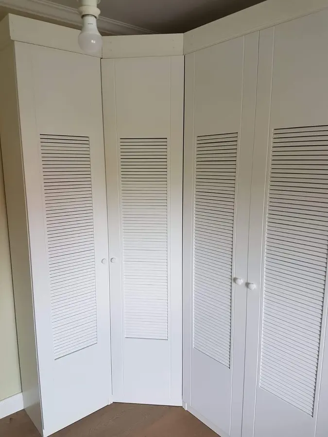 Dulap de colț alb cu uși tip jaluzea — dressing la comandă Fine Cut Furniture