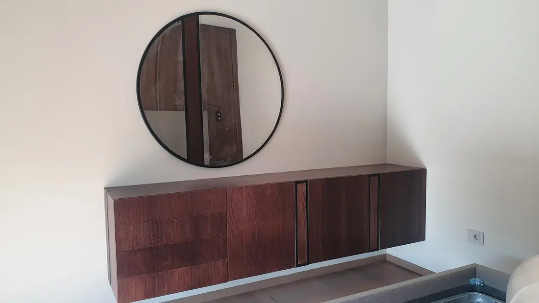 Comodă wenge suspendată și oglindă rotundă neagră — mobilier de living la comandă Fine Cut Furniture, Timișoara