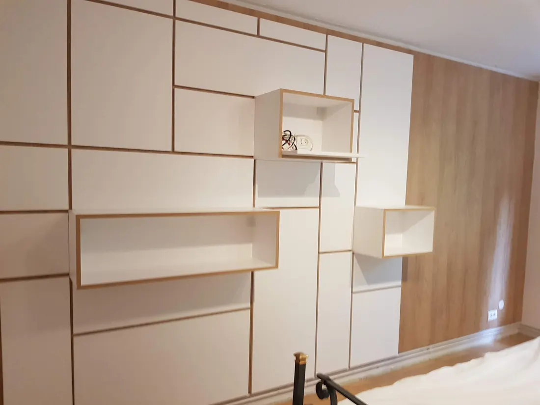 Perete compus alb cu cant lemn și nișe — mobilier de living la comandă Fine Cut Furniture, Timișoara