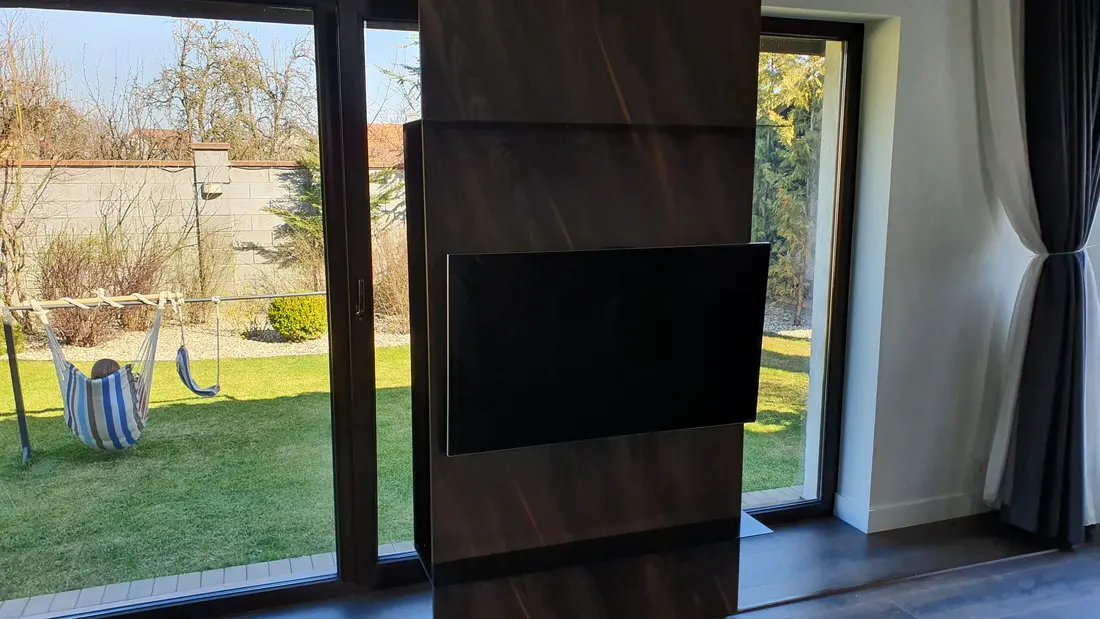 Panou TV nuc autoportant în fața peretelui vitrat — mobilier de living la comandă Fine Cut Furniture