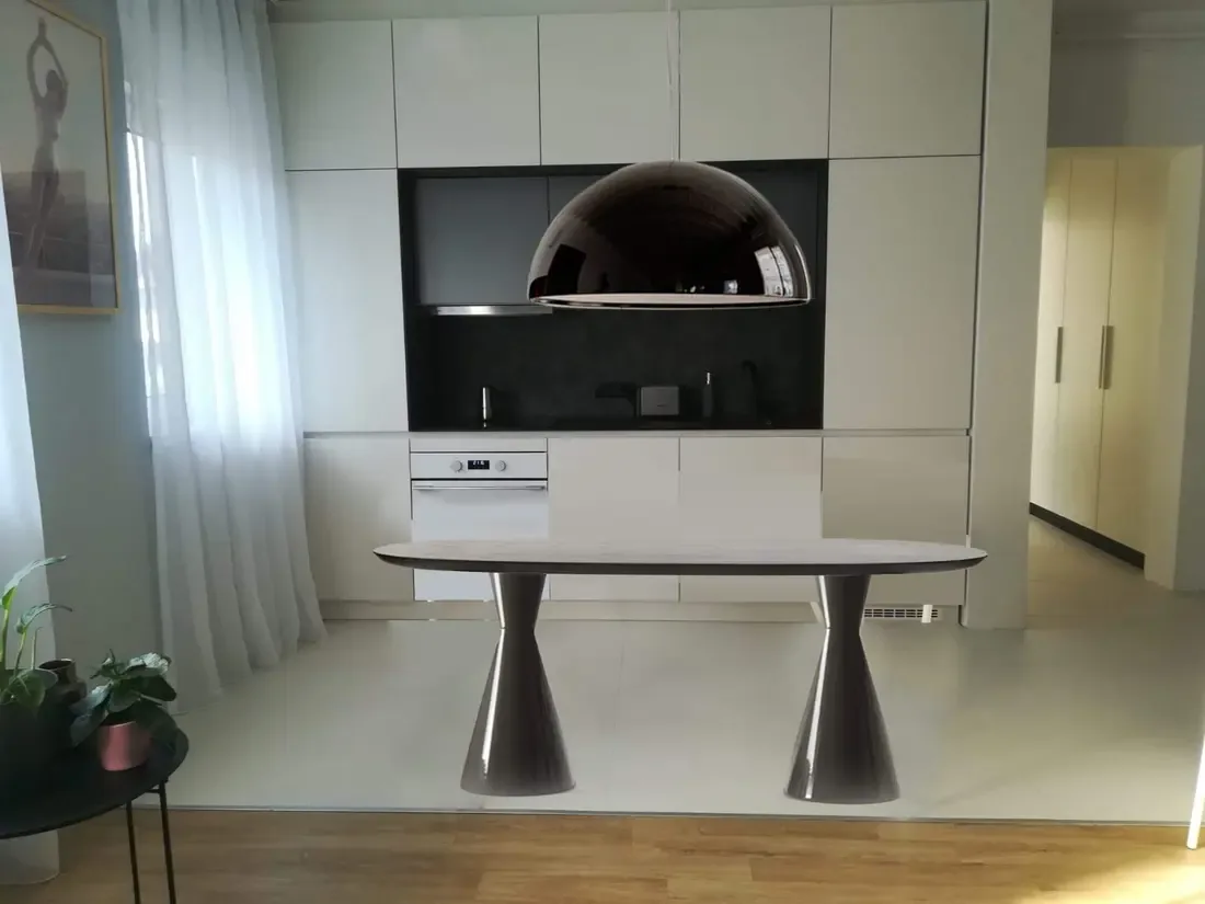 Zonă de zi cu bucătărie albă integrată și masă rotundă — mobilier la comandă Fine Cut Furniture