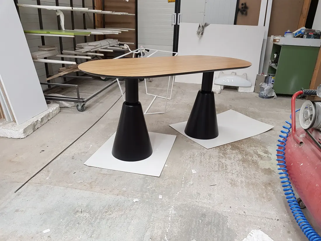 Masă ovală lemn cu două picioare conice negre — producție în atelierul propriu Fine Cut Furniture, Giarmata