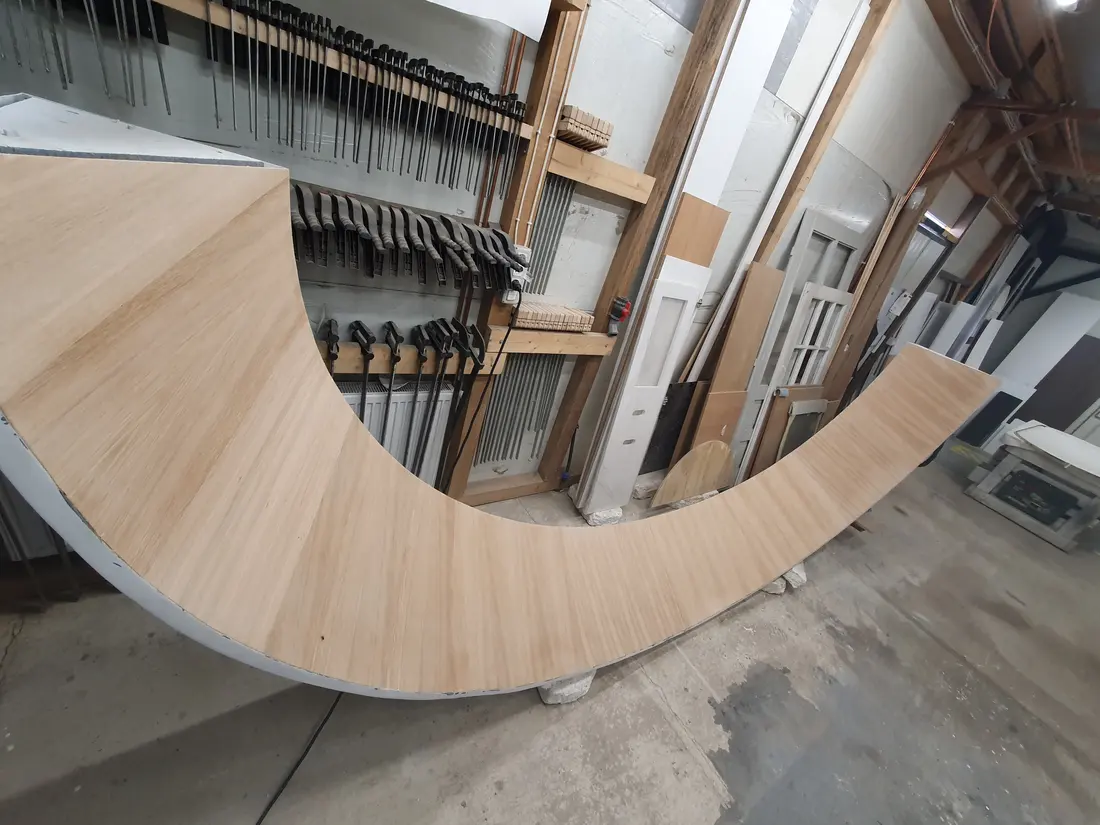 Panou curbat furniruit deschis, în atelier — producție în atelierul propriu Fine Cut Furniture, Giarmata