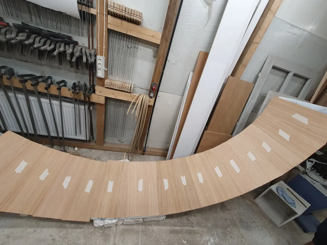 Panou curbat furniruit deschis, în atelier — producție în atelierul propriu Fine Cut Furniture, Giarmata