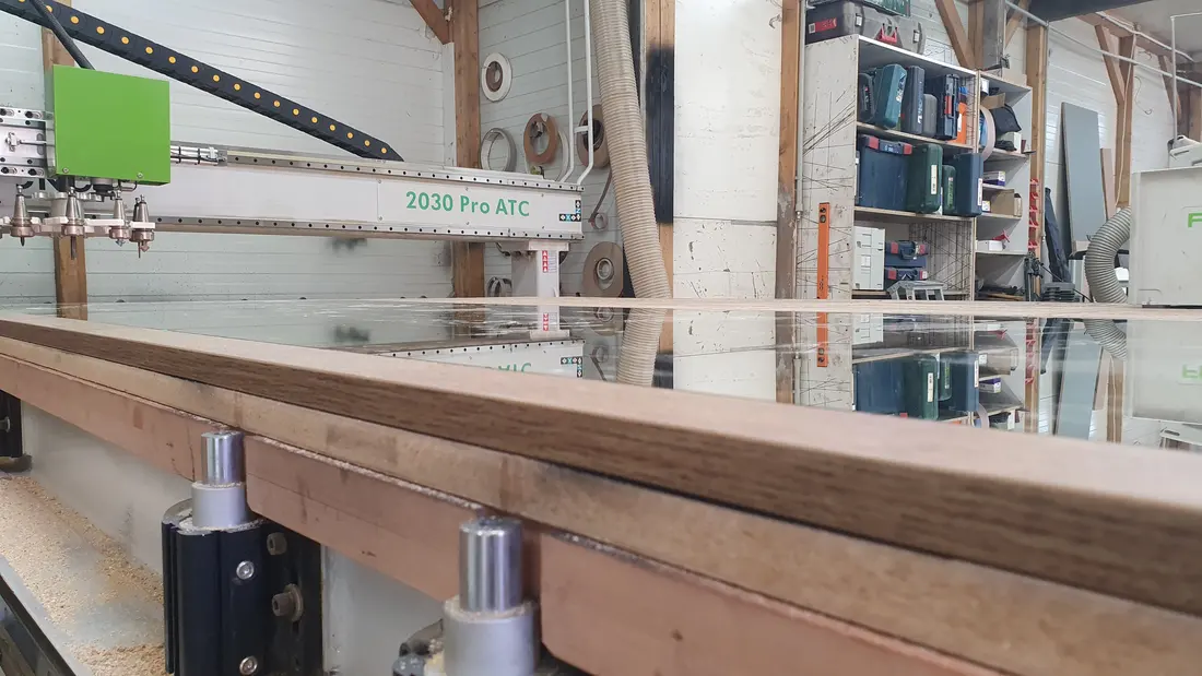 Profil lung lemn/sticlă pe CNC — producție în atelierul propriu Fine Cut Furniture, Giarmata