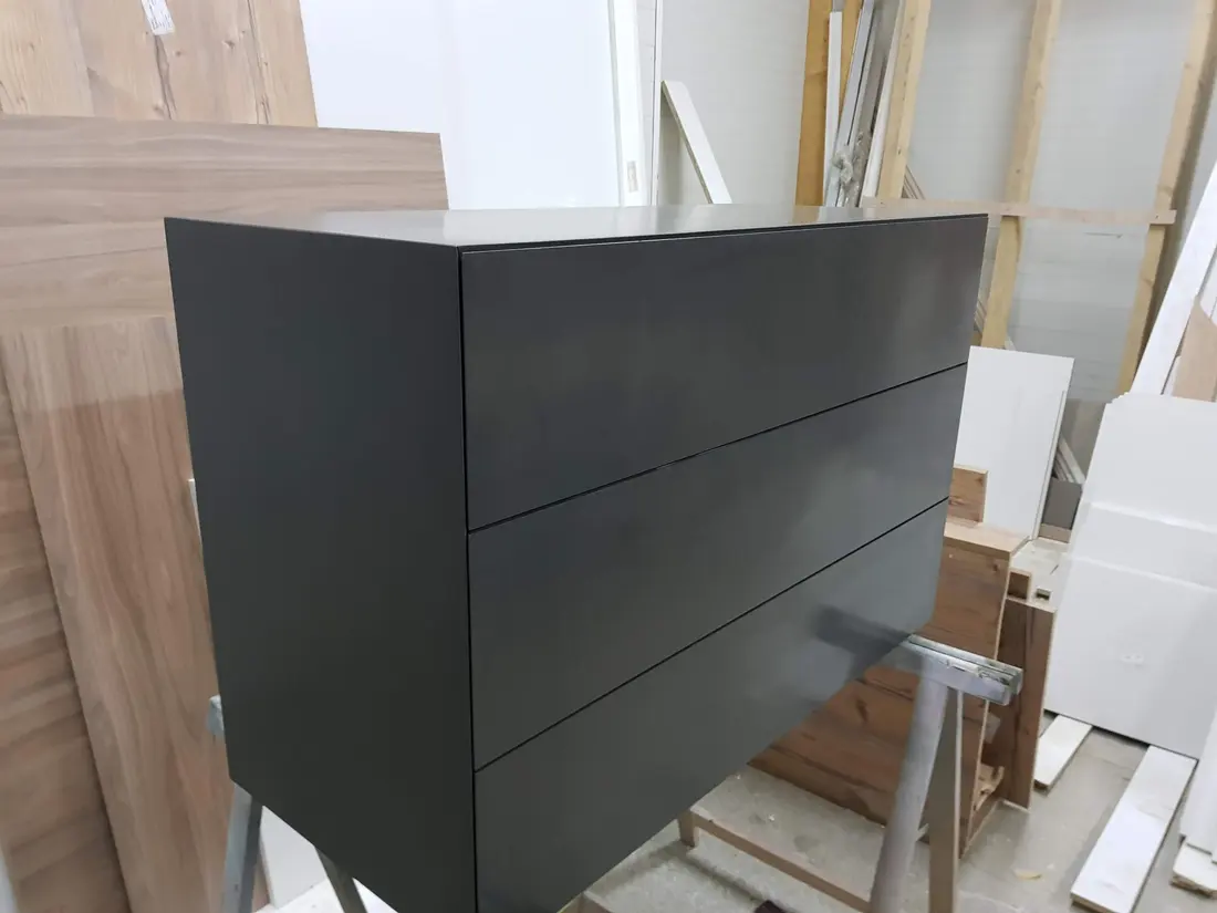 Comodă gri-antracit cu trei sertare — producție în atelierul propriu Fine Cut Furniture, Giarmata