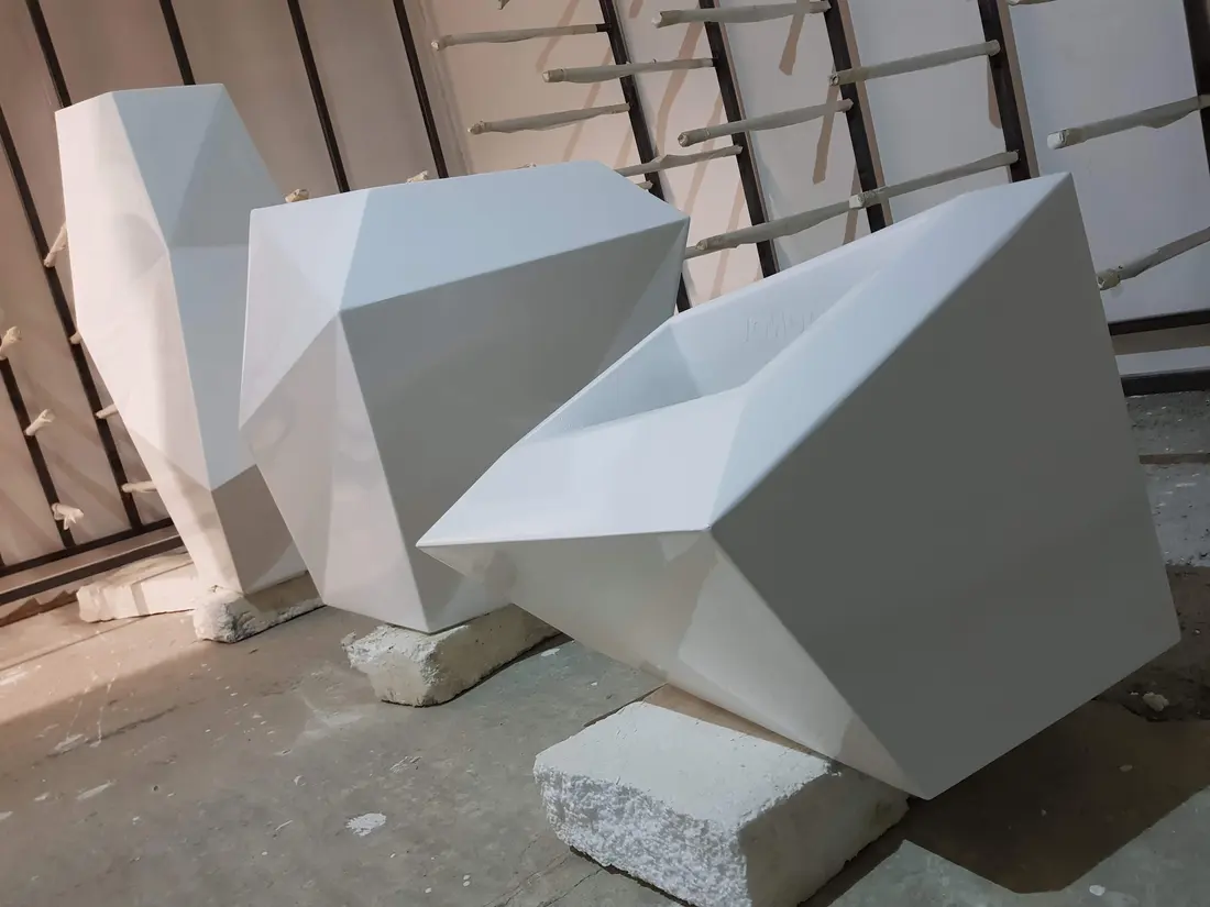 Volume geometrice albe fațetate — producție în atelierul propriu Fine Cut Furniture