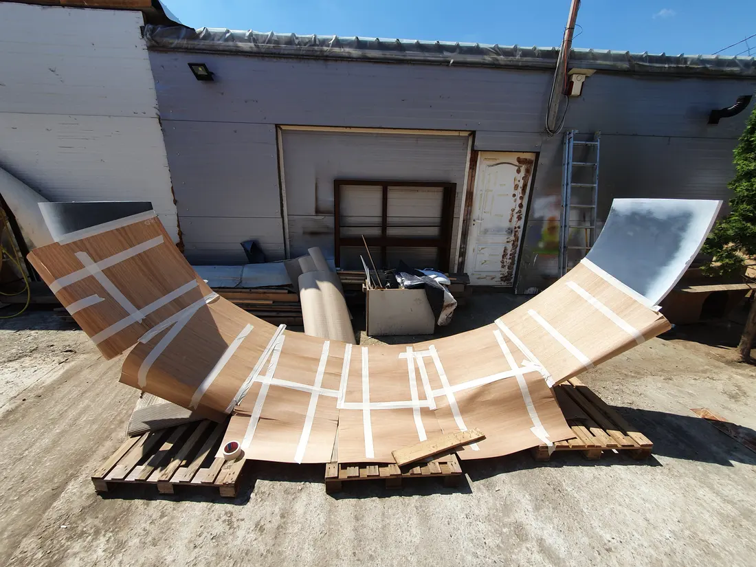 Șezlong curbat din lamele lemn — producție în atelierul propriu Fine Cut Furniture, Giarmata