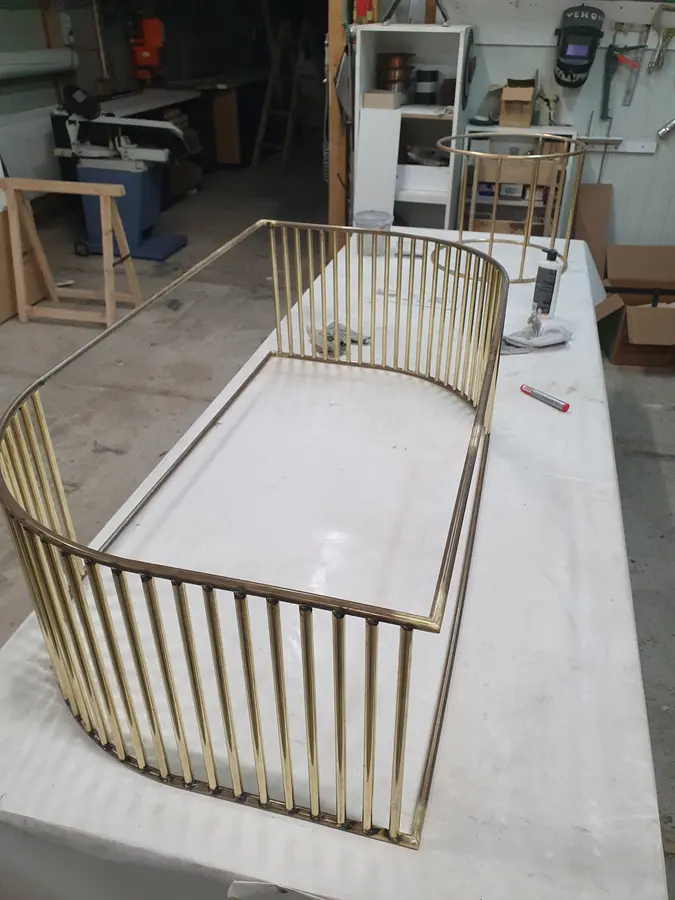 Structuri metalice alamă: banchetă și măsuță — producție în atelierul propriu Fine Cut Furniture, Giarmata