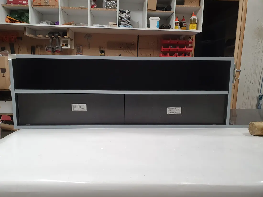 Tejghea albă lungă cu etajeră neagră — producție în atelierul propriu Fine Cut Furniture, Giarmata