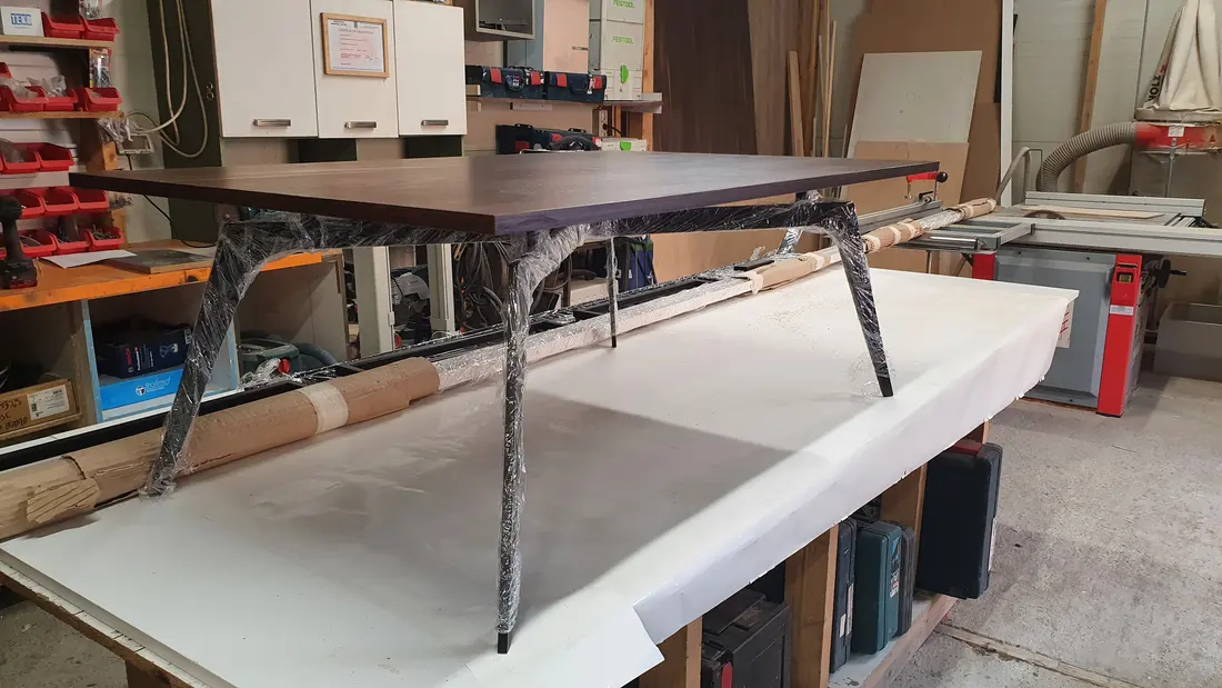 Masă lemn închis cu picioare metalice negre — producție în atelierul propriu Fine Cut Furniture, Giarmata