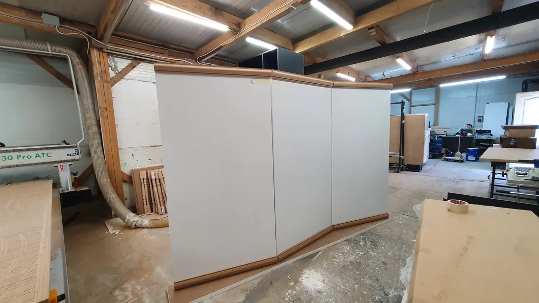 Perete curbat alb ondulat — producție în atelierul propriu Fine Cut Furniture, Giarmata