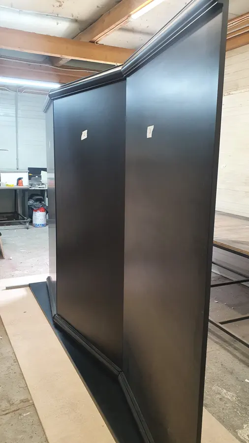 Corp înalt negru curbat, protejat cu folie — producție în atelierul propriu Fine Cut Furniture, Giarmata