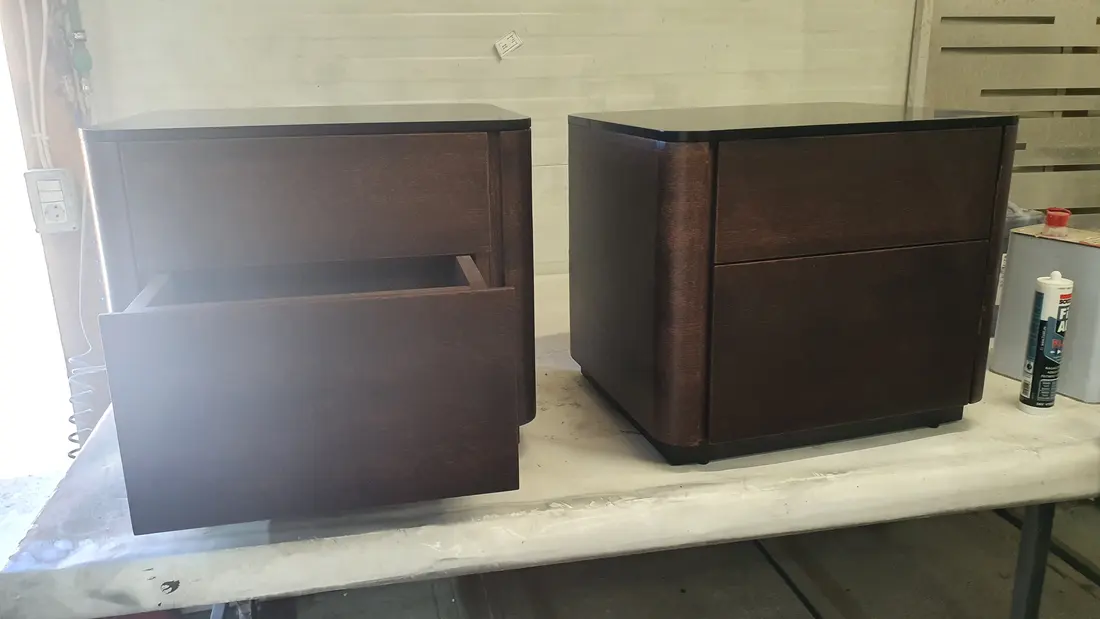 Corpuri mahon închis lăcuit — producție în atelierul propriu Fine Cut Furniture, Giarmata