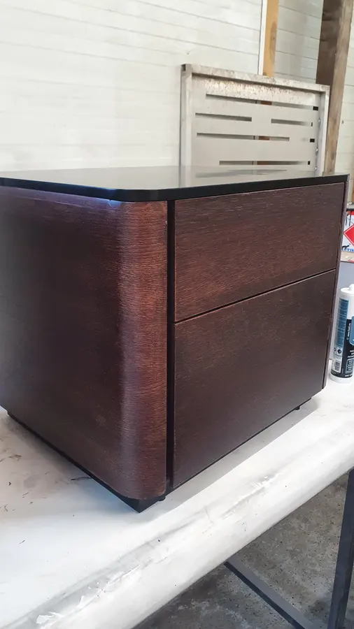 Corpuri mahon închis lăcuit — producție în atelierul propriu Fine Cut Furniture, Giarmata