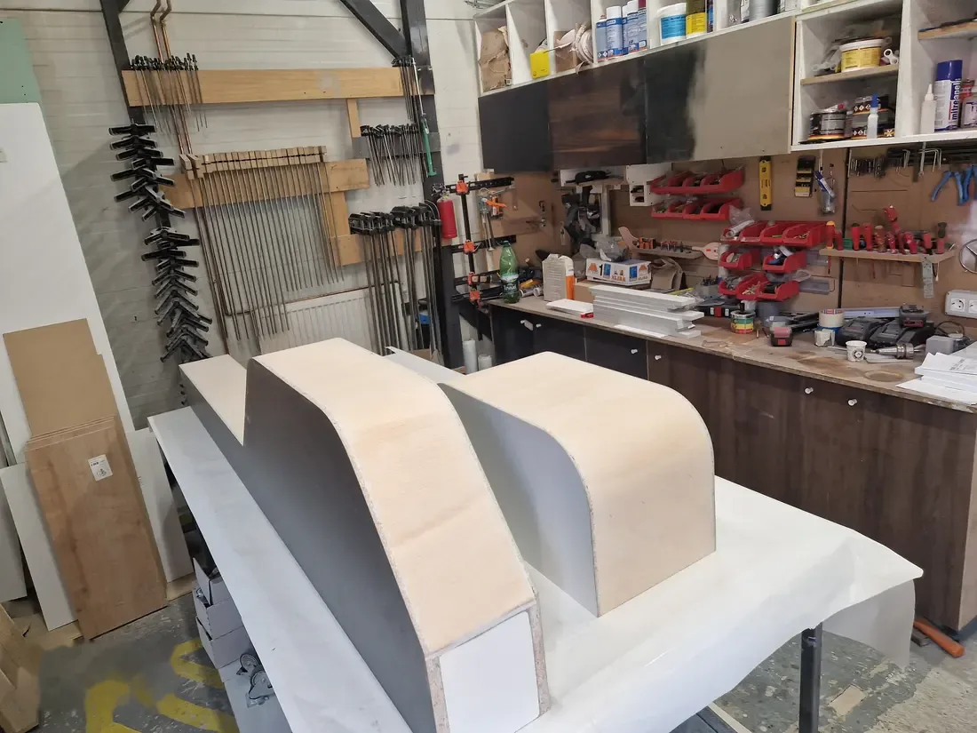 Panouri curbate crem pe banc — producție în atelierul propriu Fine Cut Furniture