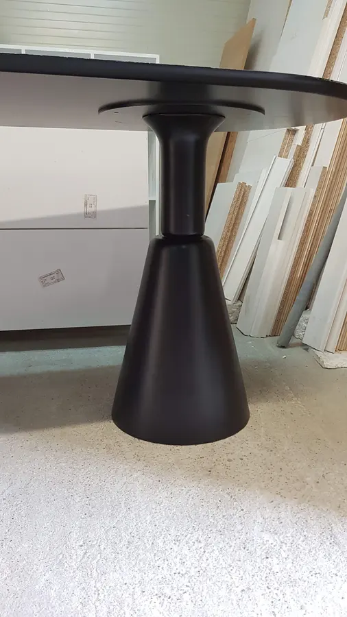 Masă rotundă blat negru, picior conic — producție în atelierul propriu Fine Cut Furniture