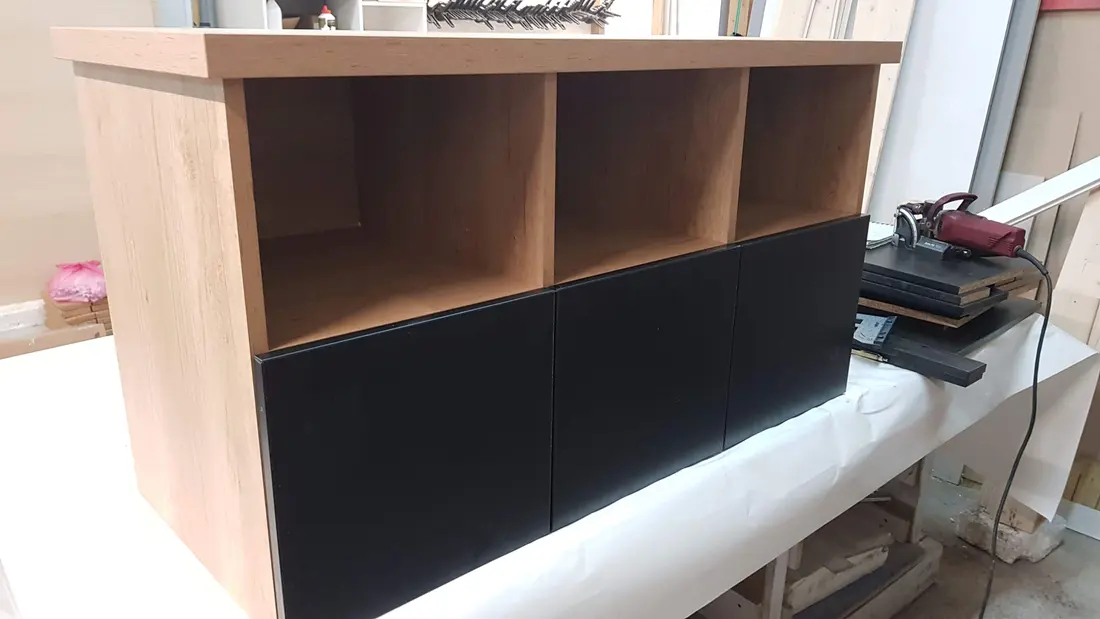 Corp lemn deschis cu fronturi negre — producție în atelierul propriu Fine Cut Furniture