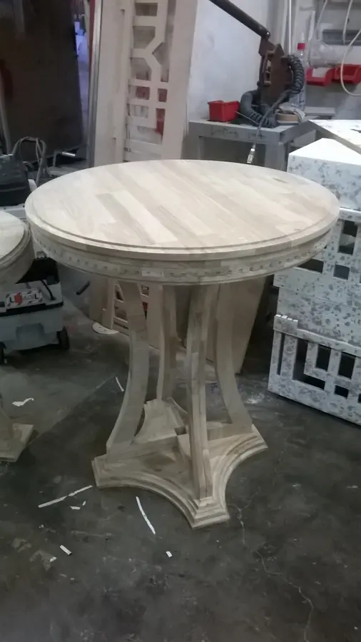 Masă rotundă cu picior sculptat, alb patinat — producție în atelierul propriu Fine Cut Furniture, Timișoara