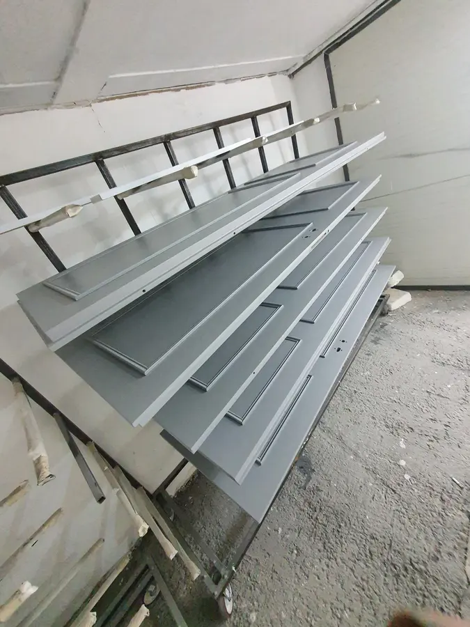 Corpuri de expunere gri vopsit, rafturi magazin — producție în atelierul propriu Fine Cut Furniture, Giarmata