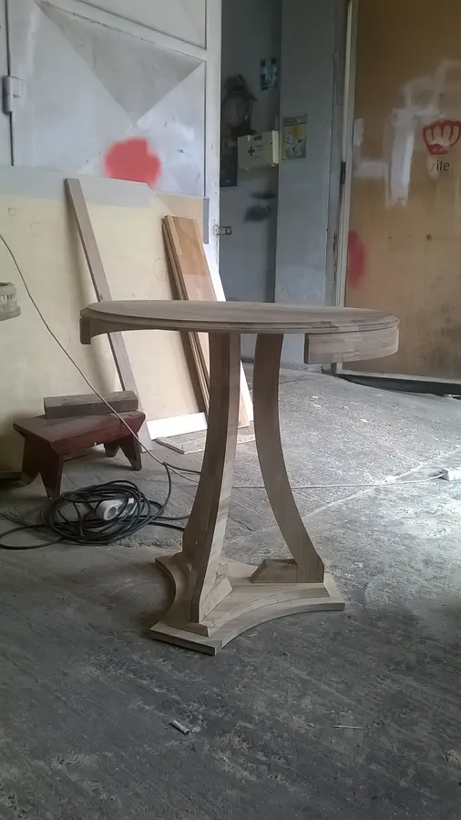 Masă rotundă cu picior sculptat, alb patinat — producție în atelierul propriu Fine Cut Furniture, Timișoara