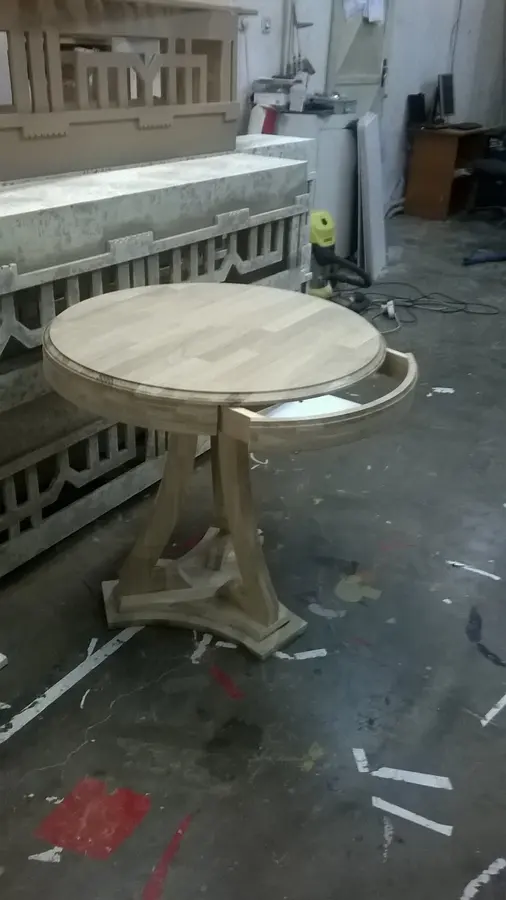 Masă rotundă cu picior sculptat, alb patinat — producție în atelierul propriu Fine Cut Furniture, Timișoara