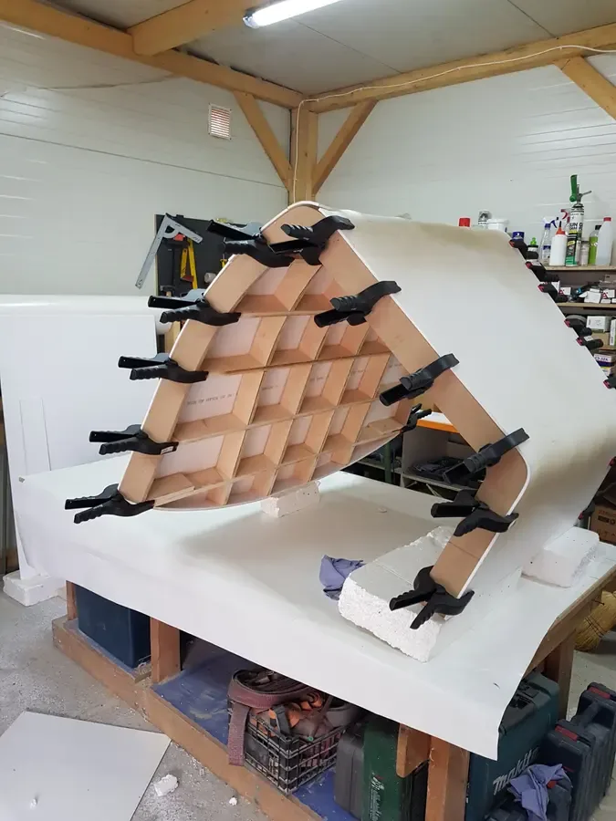 Formă curbată din lemn, presată în menghine în atelierul din Giarmata — Fine Cut Furniture