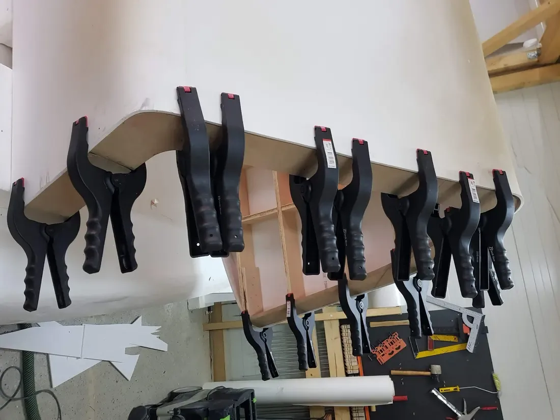 Lamele de lemn încleiate și presate pe un profil curbat — atelier Fine Cut Furniture, Giarmata