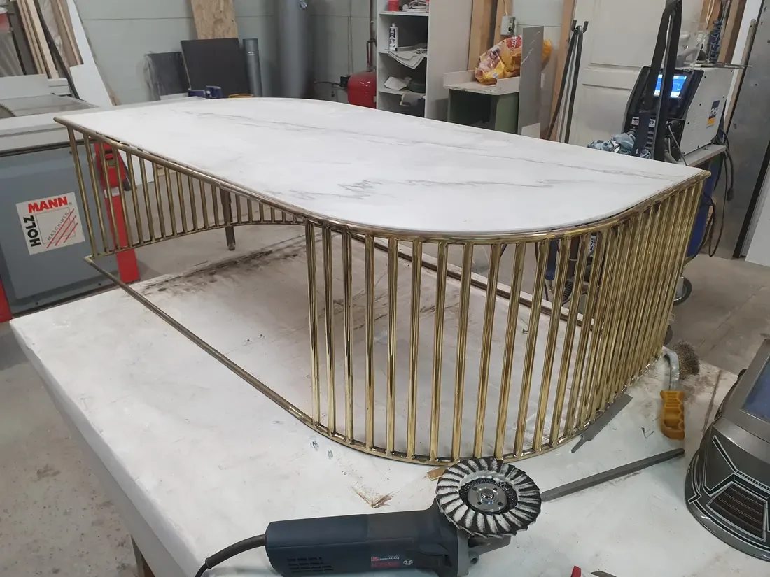 Recepție cu blat de marmură și structură din alamă, în lucru în atelier — Fine Cut Furniture