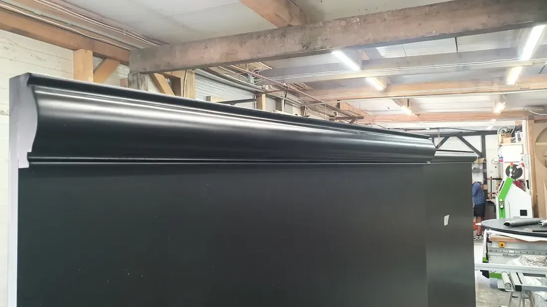 Profil curbat vopsit în gri antracit, pregătit pentru montaj — atelier Fine Cut Furniture