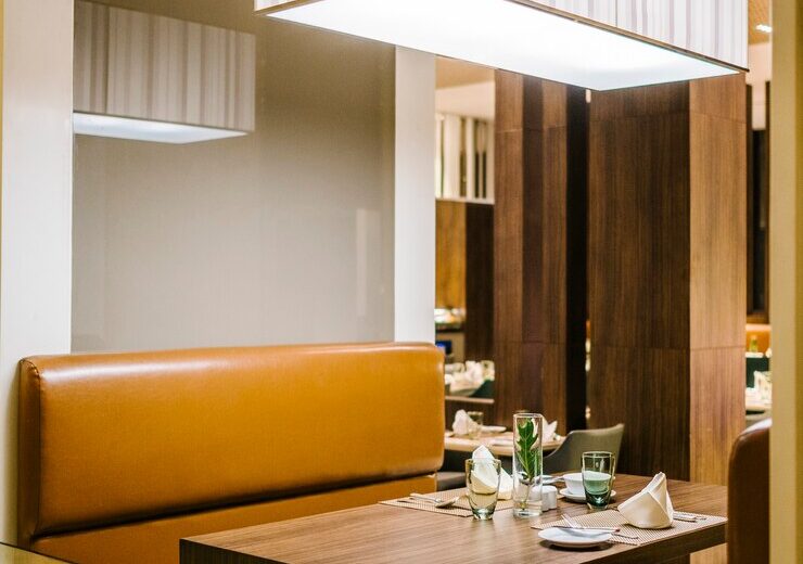 Mobilier comercial care integrează echipamente tehnice