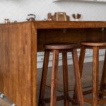 Cum adaptăm piesele din lemn masiv pentru interioare contemporane